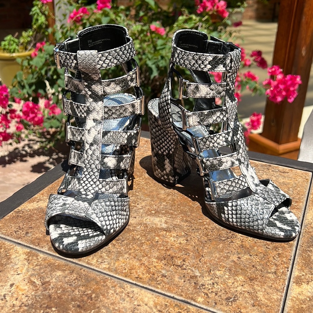 Gianni Bini Gladiator faux snake skin block heels Size 7